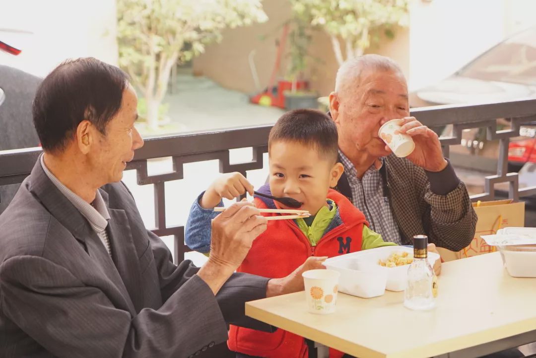 冬日里的温暖传递,冬日的温暖和幸福在彼此间传递