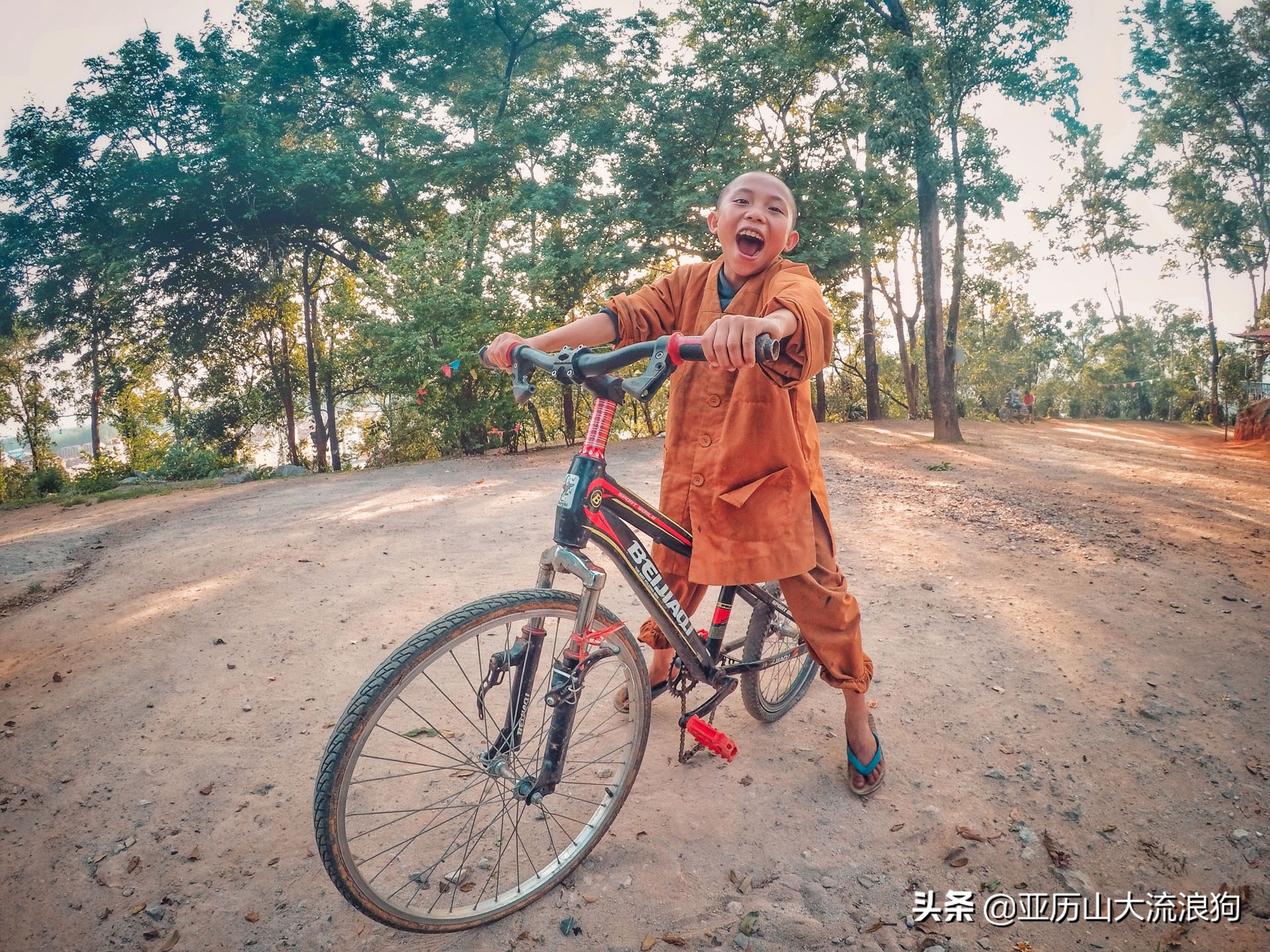 我流浪到中缅边境，发现一座奇特的寺庙，修行的僧人竟都是孩童