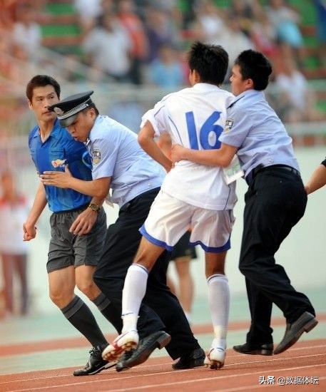 中国足坛“红黑”大翻转,他远离足球却活出了不一样的人生