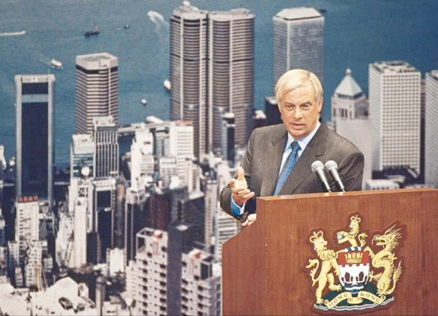 1997年香港回归场景如何，彭定康无法言喻，港督女儿哭到难以自已