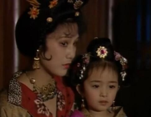 杨幂被爆整容过度?疑似被故意诋毁