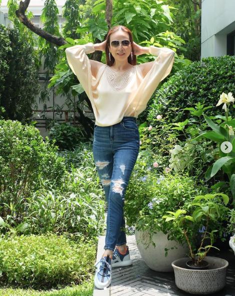 泰国华裔富婆惊艳亮相足球场!无袖衬衫秀性感,运动员害羞地低头