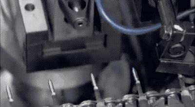 圆珠笔按下去弹不回来怎么办,圆珠笔一按就出水什么意思