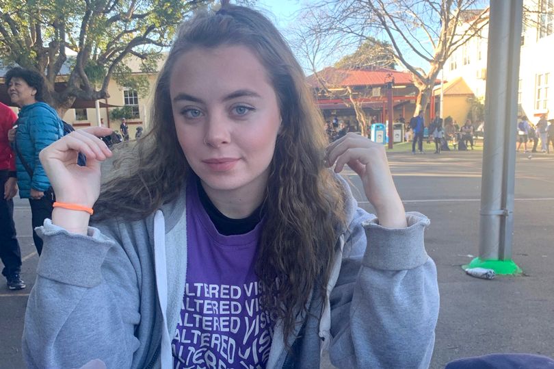 18岁女孩每隔十天又流血,18岁女孩一个月月经来二次