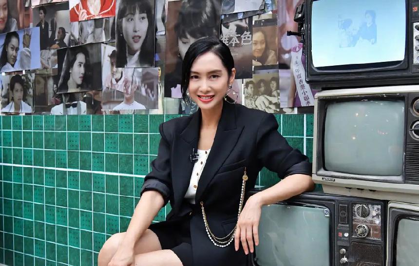 48岁朱茵穿蓝裙,已经47岁的朱茵依旧满脸的灵气