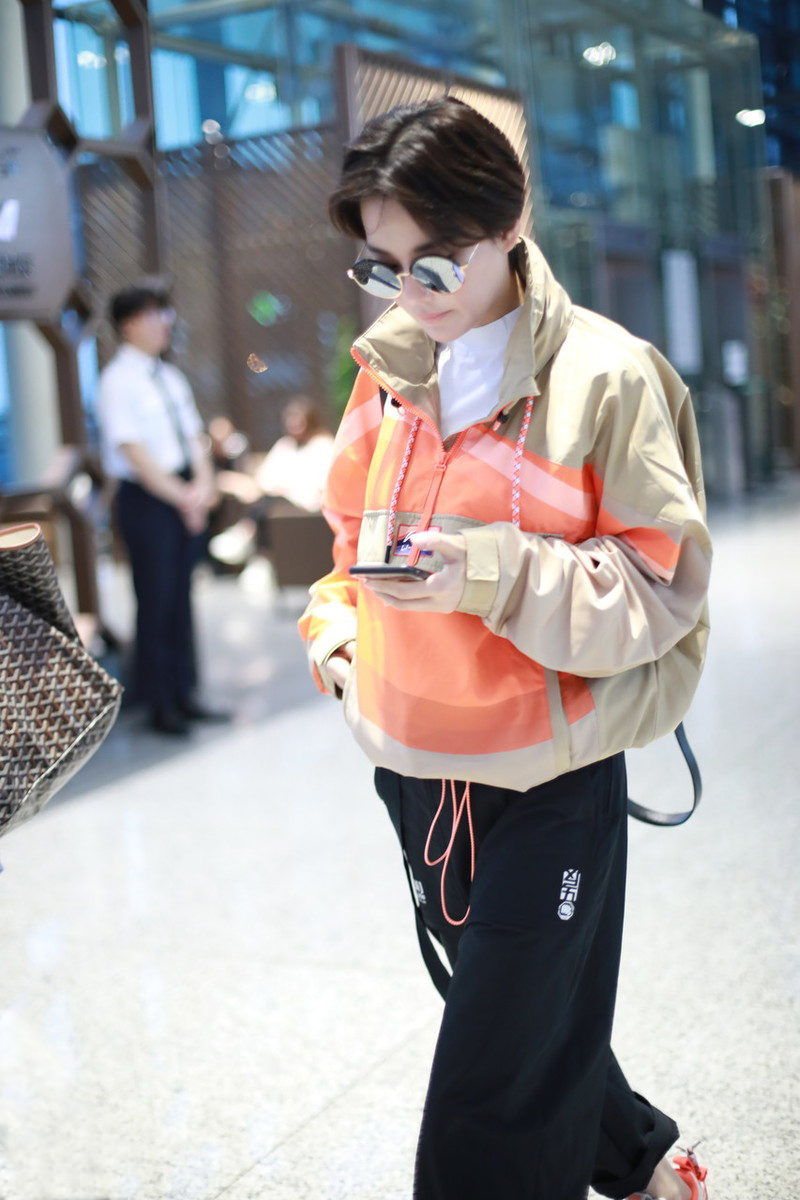 张馨予超勇敢光头造型国际范十足,张馨予致命闪击