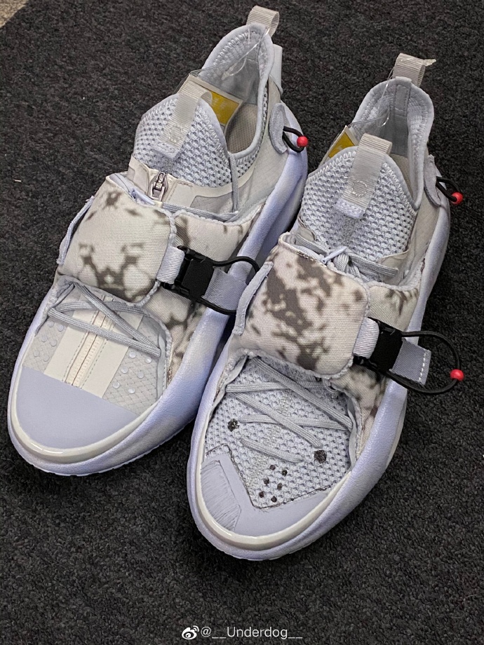 时装周新品拖鞋太帅了!外形惊喜,中底全掌䨻,这是李宁永远的神