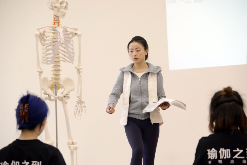 成都瑜伽学校收费标准？体校生和退伍军人学瑜伽有优势吗？