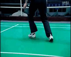 羽毛球反手高远球怎么找球,羽毛球反手高远球怎么抬肘