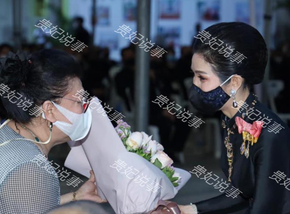 诗妮娜新造型惊艳全场,诗妮娜新造型惊艳