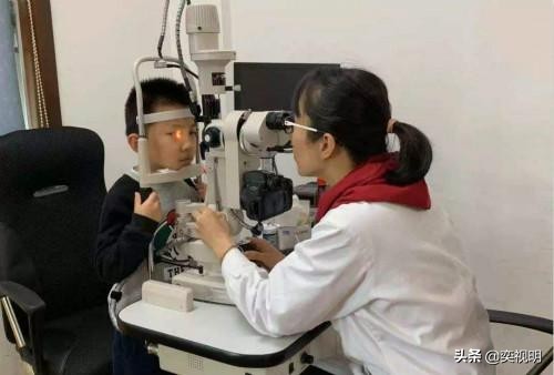 有散光超长佩戴如何选择隐形眼镜,眼睛散光不戴眼镜有哪些害处