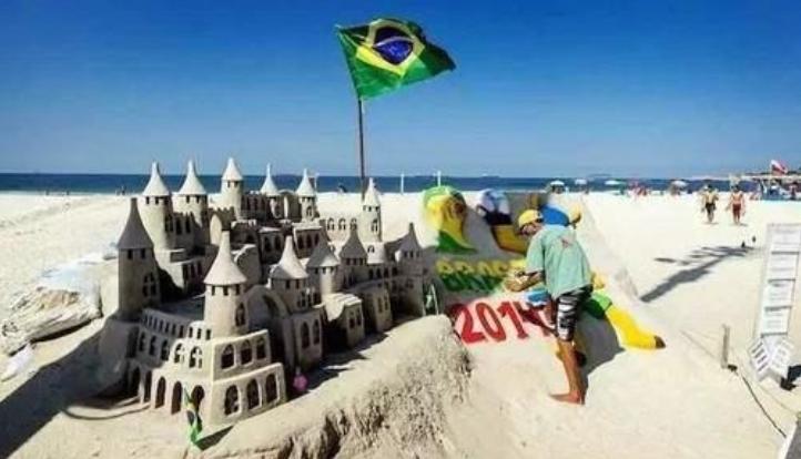 巴西一雕刻家在沙滩“建国”，称王22年，靠和游客拍照维持生计