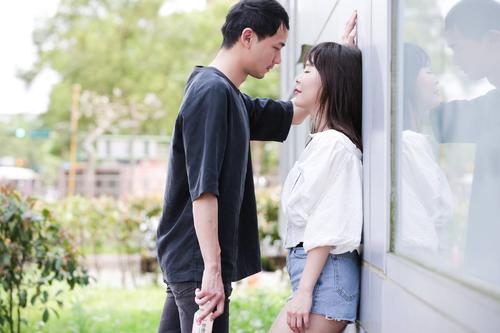 女朋友家太穷了我该怎么办,女友家里很穷但是对我好