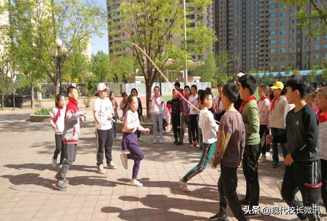 走向操场,“趣”跑步,“趣”踢球——尖草坪区恒大名都小学