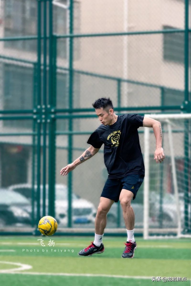 林丹脚踢球,林丹回到球场赢了