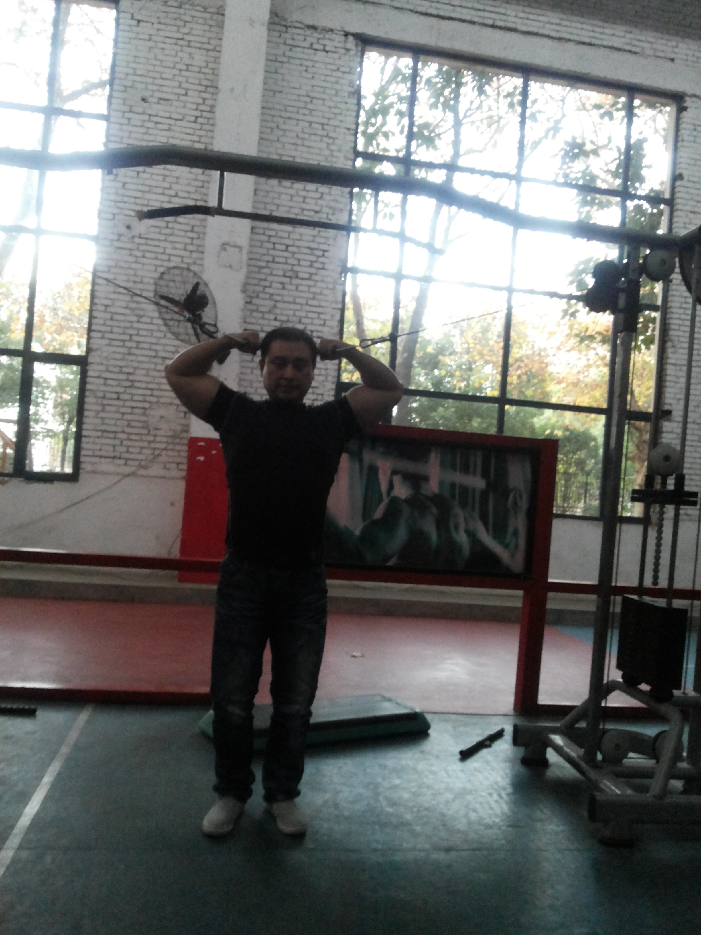 健身房手臂肌肉训练器械,健身房器械如何锻炼手臂力量