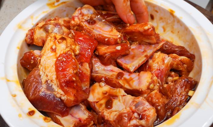 烧烤店的烤肉为啥好吃？烧烤师傅说出实情，原来肉都被“处理”了