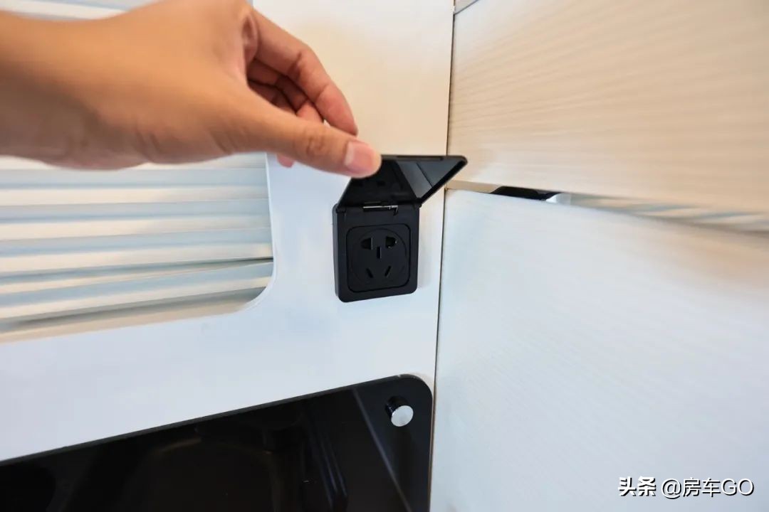 这台房车有5种充电方式，车内电器语音控制，卫生间也是干湿分离