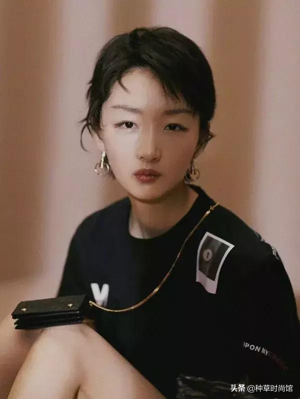 关晓彤素颜自拍与鹿晗撞脸,关晓彤为鹿晗庆生后芭比造型亮相