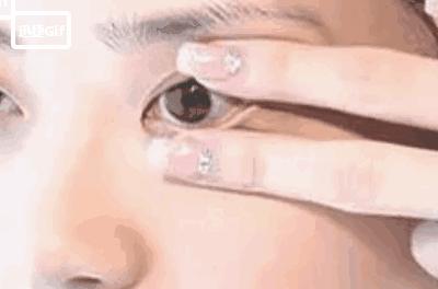 隐形眼镜戴上了怎么还摘不下来了,隐形眼镜摘也难吗