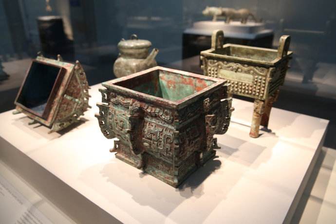 这件*物文**证明周朝诸侯没有五等、只分三等,中间这个您可能没听过