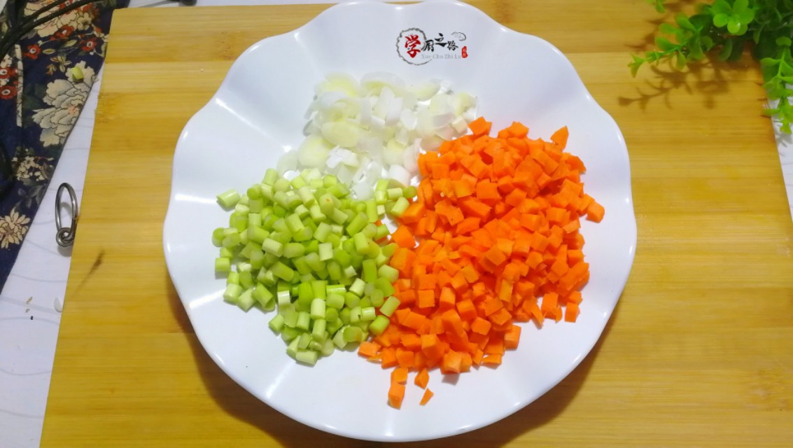 蛋炒饭黏糊成团易沾锅？看10年炒饭摊主如何操作，松散干香有诀窍