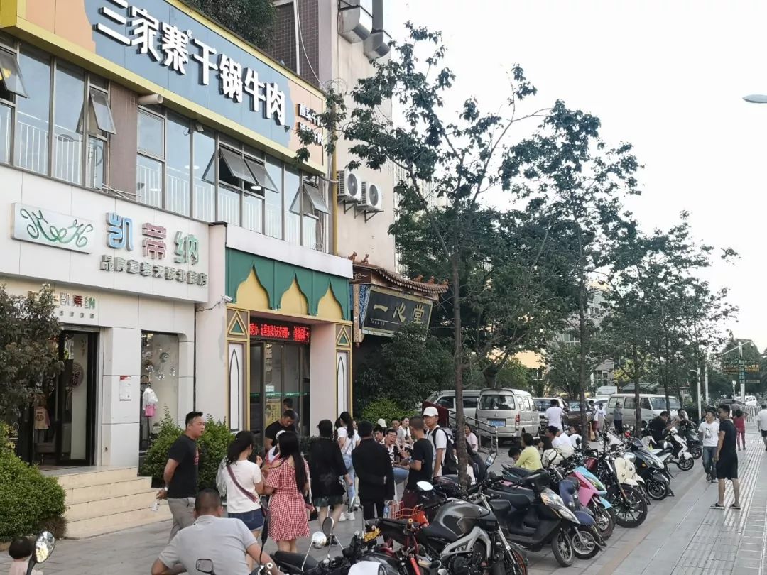 昆明每天卖的最好的美食,昆明每天卖几百桌的街边美食