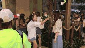 10岁男孩书店内猥亵5岁女孩,他的妈妈说:女孩是自愿的