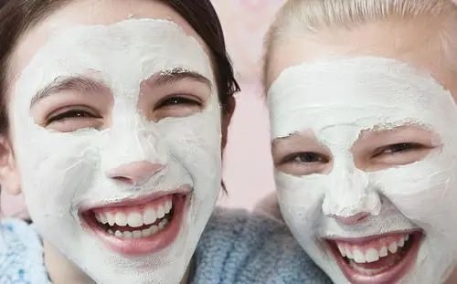 眼部周围有脂肪粒可以涂眼霜吗,眼霜涂多了会长脂肪粒吗