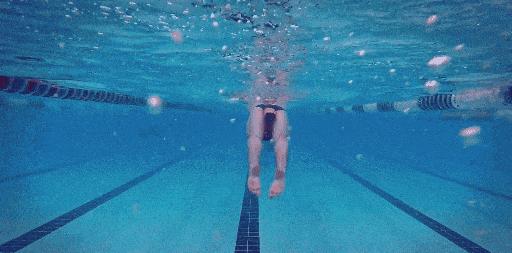 中游体育：蛙泳的翻脚动作是如何把你的膝盖练废的