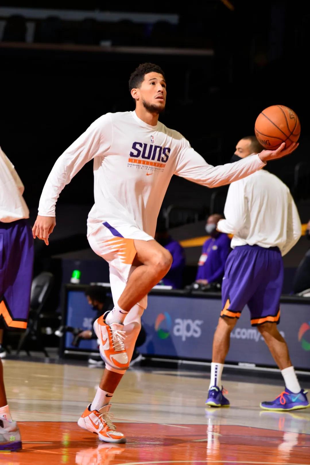 nba球员上脚球鞋闪击8,nba球星上脚闪击6圣诞节