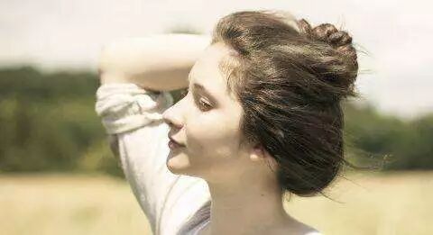 头发细软是什么原因怎么改善,女人头发细软稀少什么原因