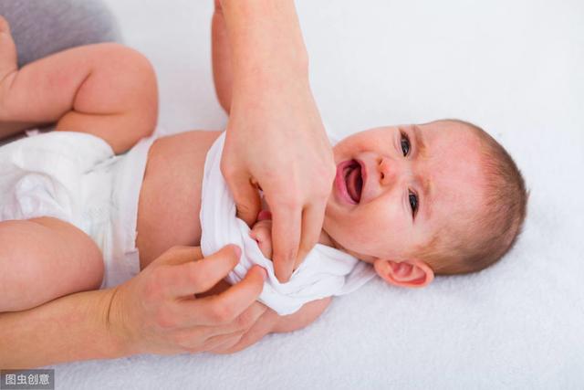 19岁女生没长出乳头，因出生时听信老人言，很多宝宝都被这样对待