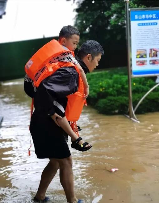 乐山大佛脚被水淹没奇观出现,乐山大佛再次被水淹没图片