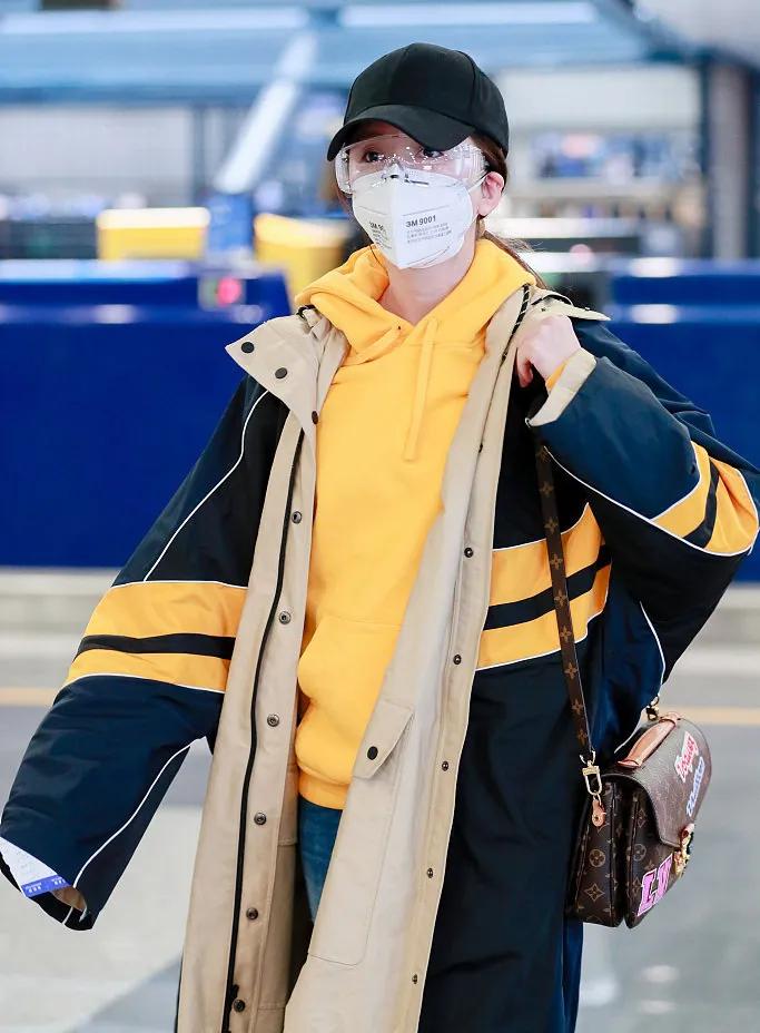 防疫造型大赛第二弹，杨幂热巴刘雯...戴口罩也挡不住的时髦感