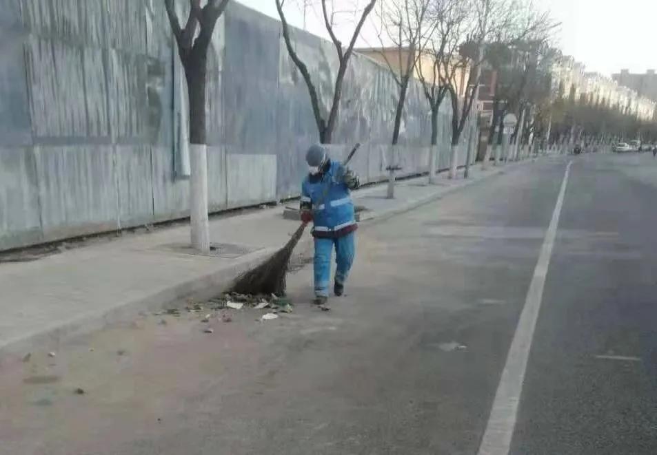 实拍!-10℃阵风7级,通州街头4000余名环卫工人在岗,消杀清扫防控疫情