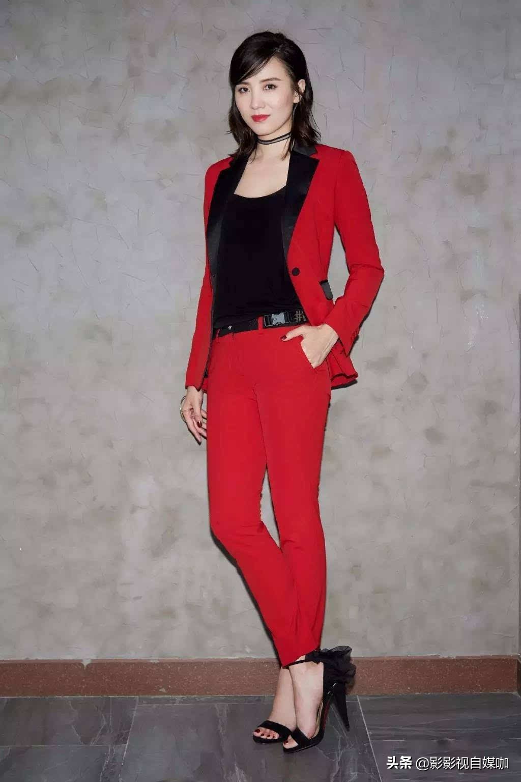 宋佳素颜现身机场皮肤白皙,宋佳机场与粉丝交流