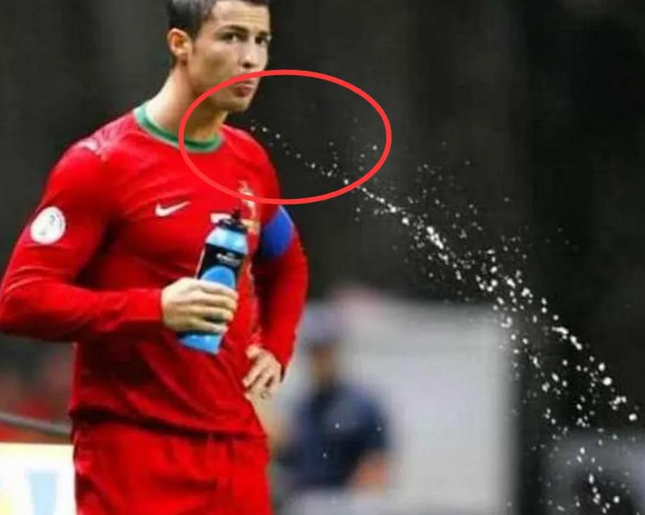 足球运动员喝完饮料就吐,足球运动员喝水吐出来