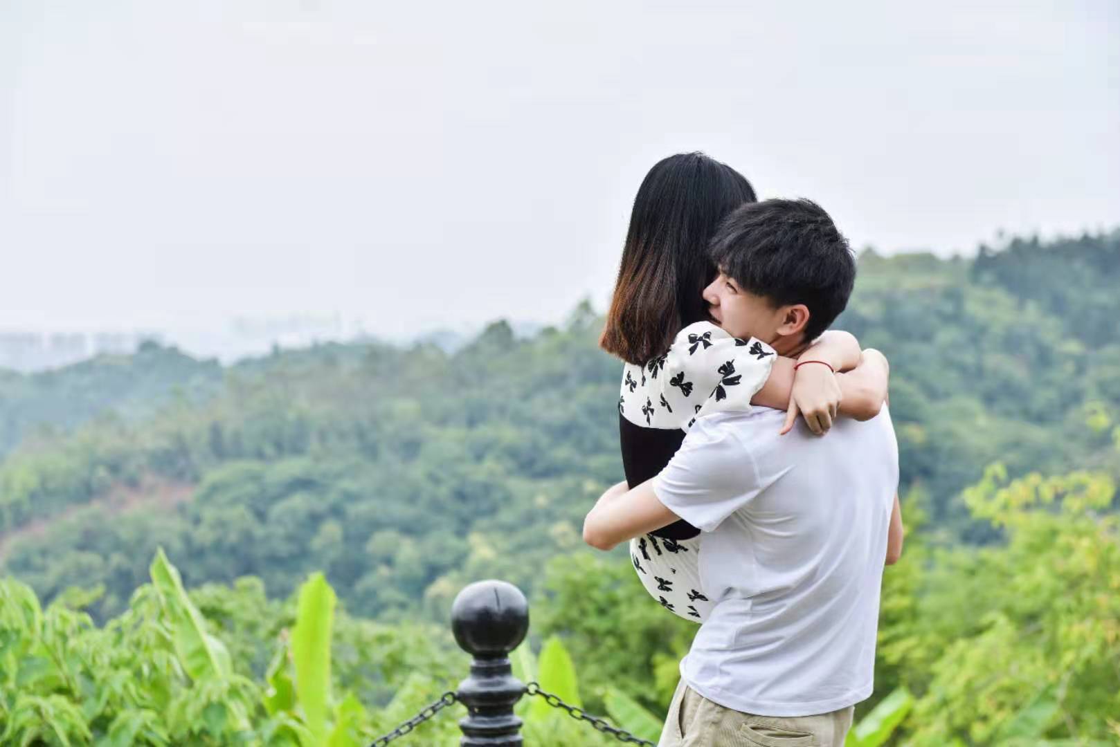 爱撒狗粮的男孩，更爱车还是更爱女友？