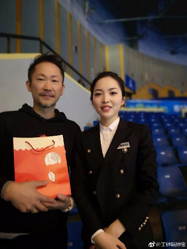 再见球迷丈夫,台球裁判女神重出江湖!她变得更有魅力了