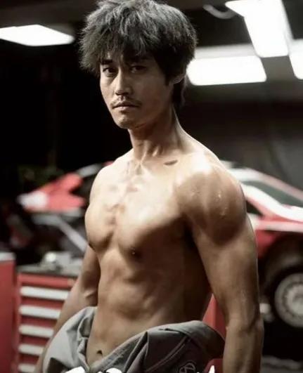 《万万》系列播出八年，配角凭借《扬名立万》一鸣惊人，主角沉寂