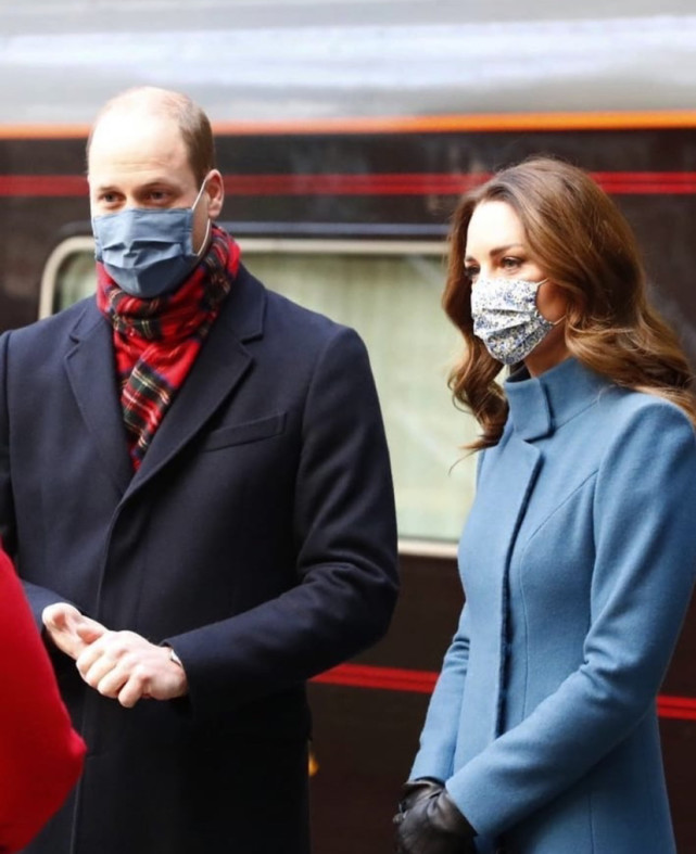 凯特威廉抵达爱丁堡，穿蓝色大衣，夫妻巧妙秀恩爱，获赠圣诞歌曲