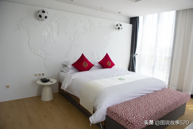 探秘国内首家足球酒店，满眼是足球，美食“跑鞋”装