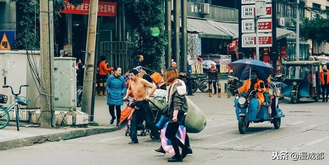 据说不来这里就白来成都，你一定没有见过这么魔幻又传奇的荷花池