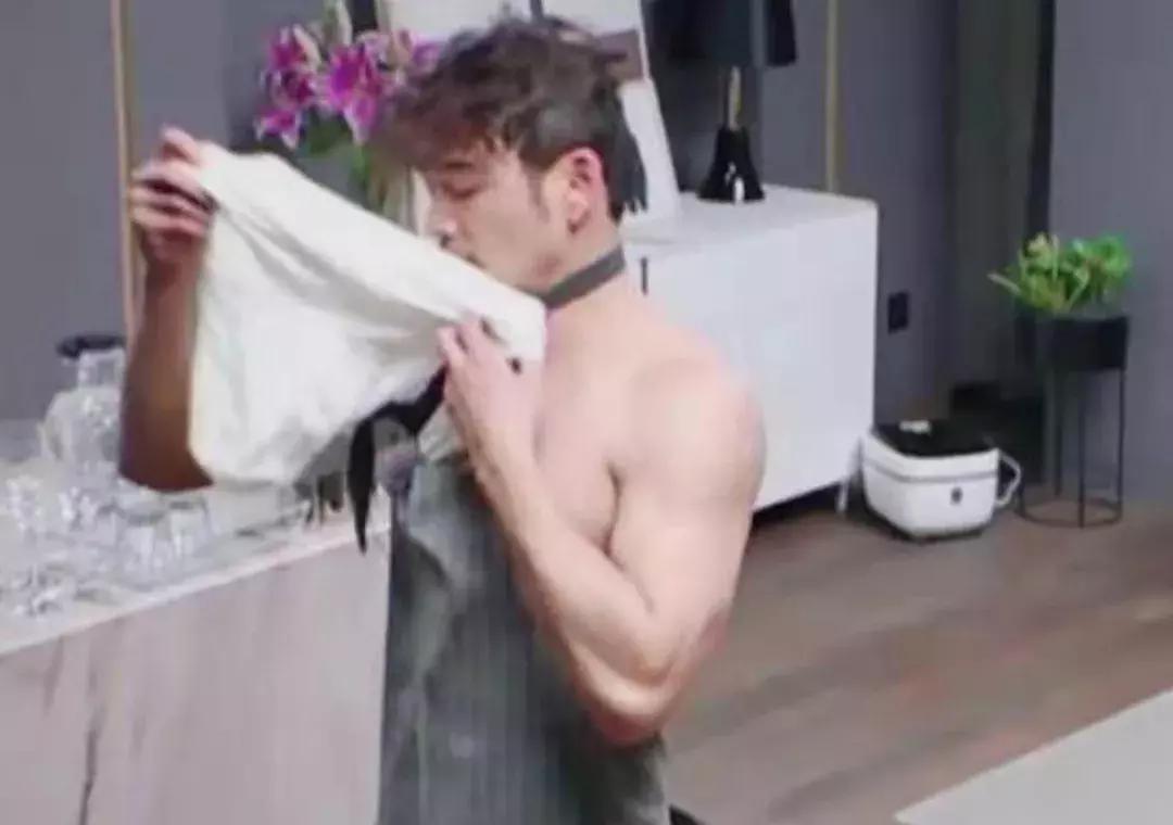 杨烁从年轻到现在颜值变化,杨烁是帅还是有魅力