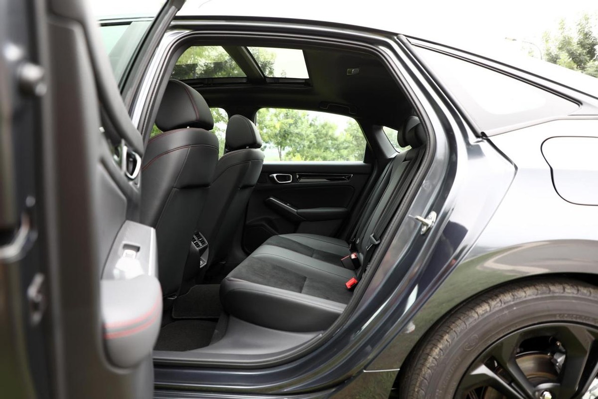 第11代雅阁出来了大号思域,雅阁和11代思域哪个更值得购买