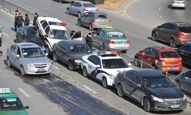 油门失灵维修视频教程,油门卡住了踩急刹怎么办
