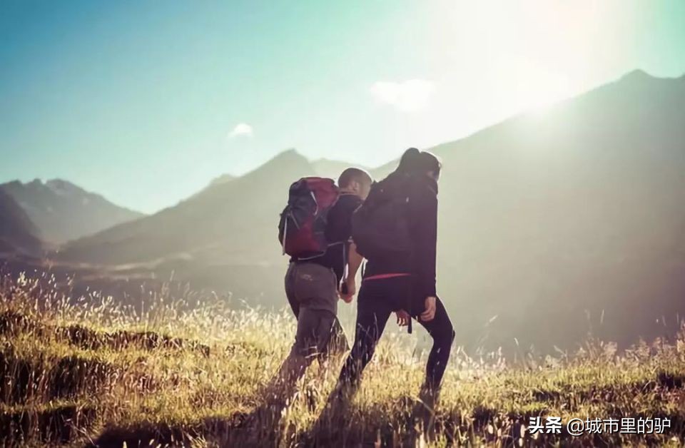 徒步时护膝需要勒得很紧吗,徒步护膝是戴还是不戴