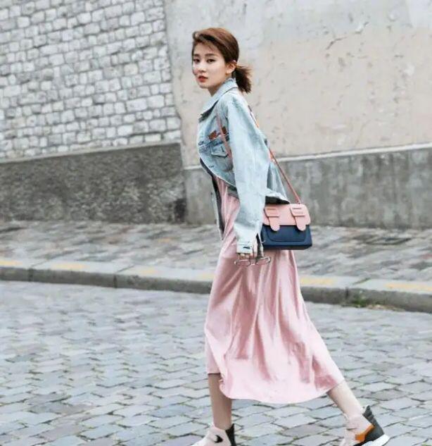 乔欣白衬衣搭配牛仔裤,乔欣白色衬衫搭牛仔裤