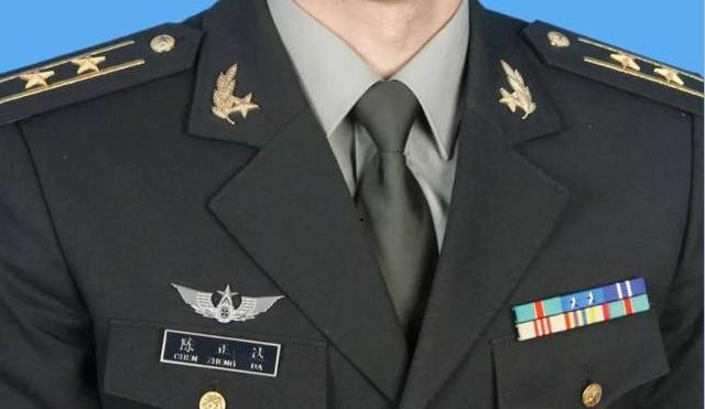 军队级别是看军衔还是资历章,一张图看懂解放军级别资历章